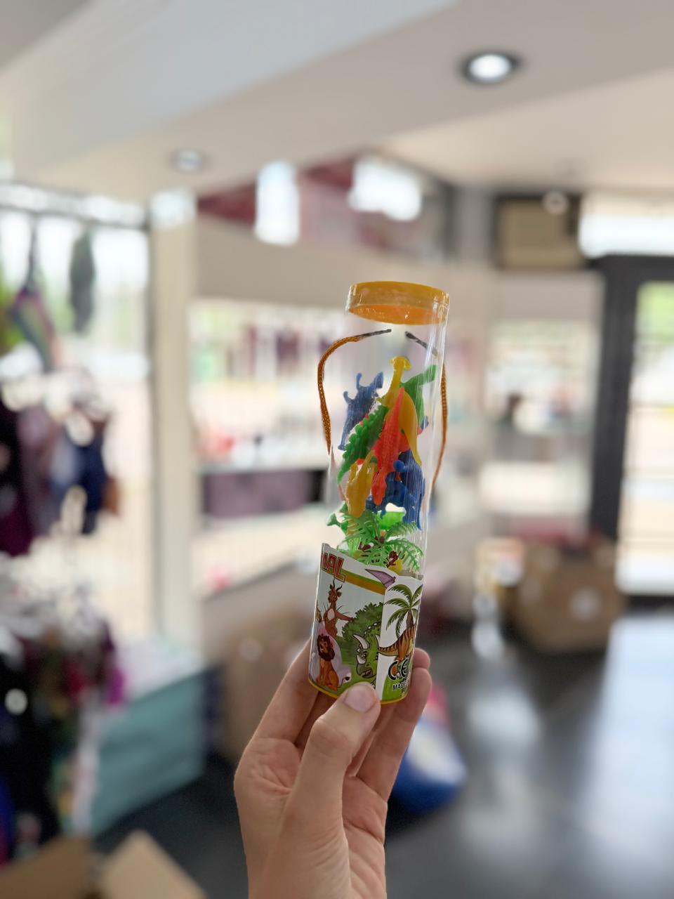 Tuvo con dinos y plantas