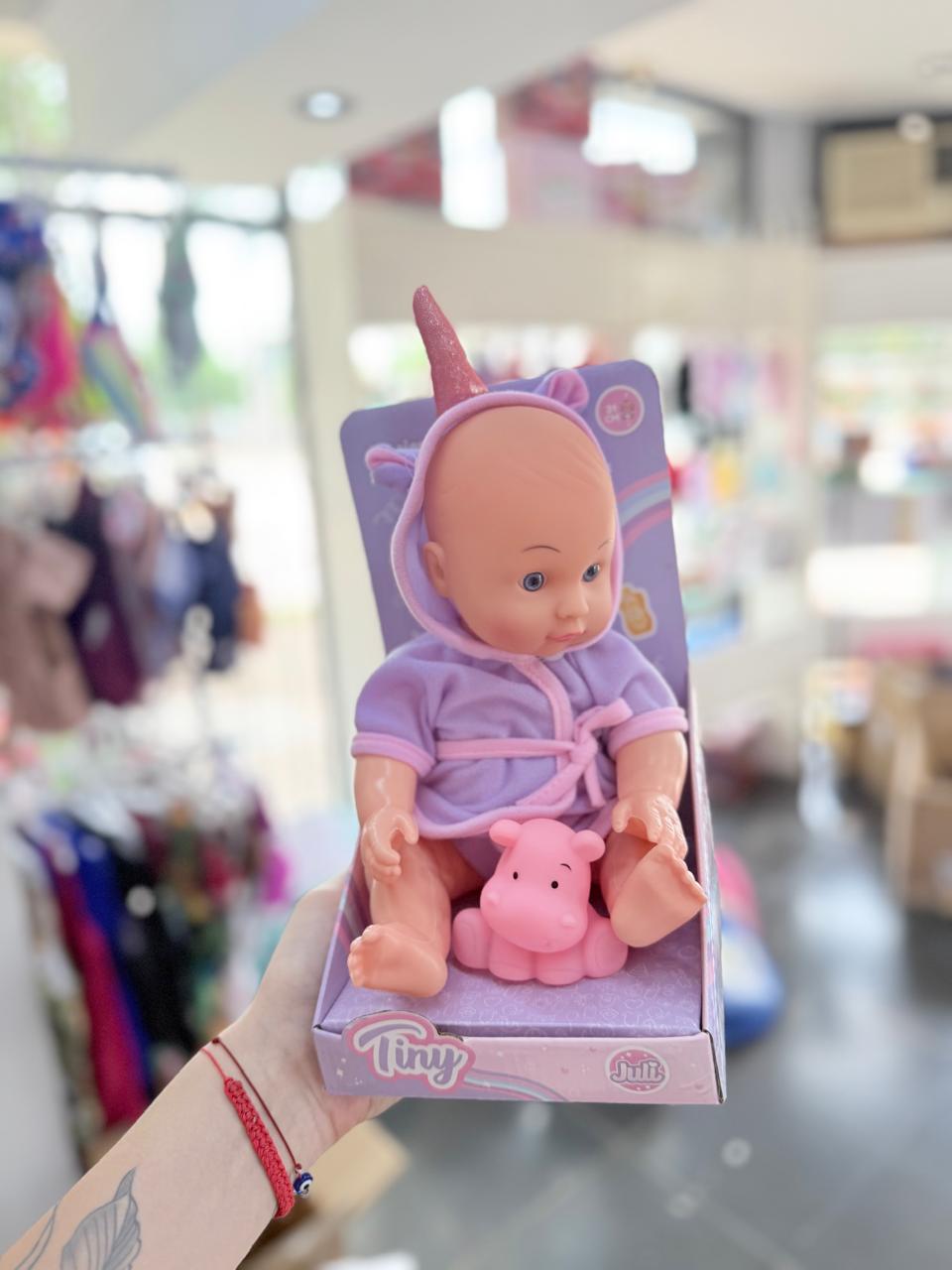 Bebe con bata de baño y accesorios