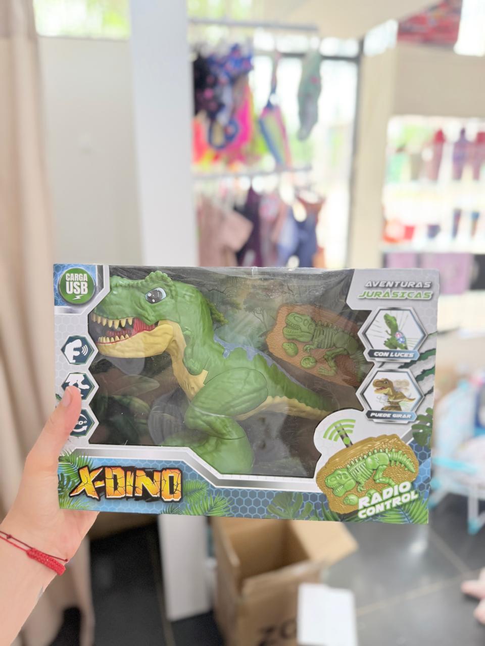 Dino camina con luces