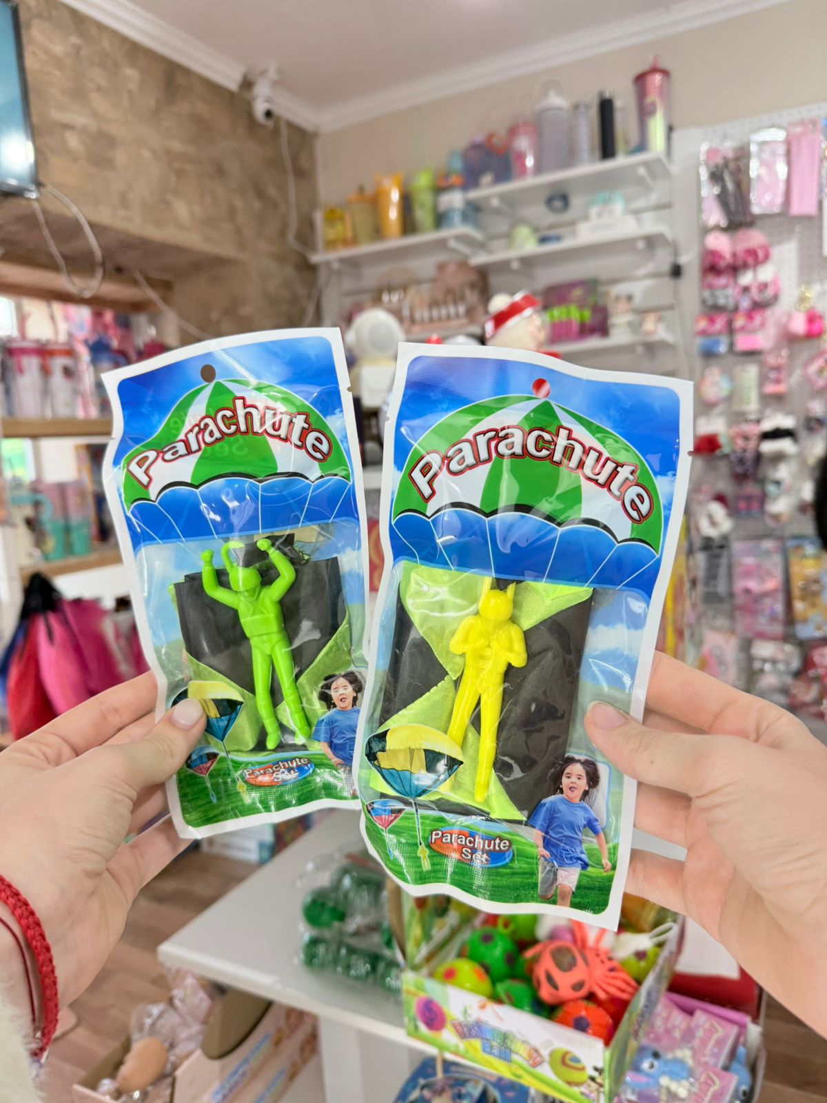 muñeco con paracaídas